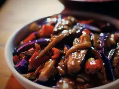 Aubergines vapeur aux piments – YUELU, restaurant hunanais à Paris