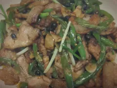 Lard fumé du Xiangxi sauté – YUELU, restaurant hunanais à Paris