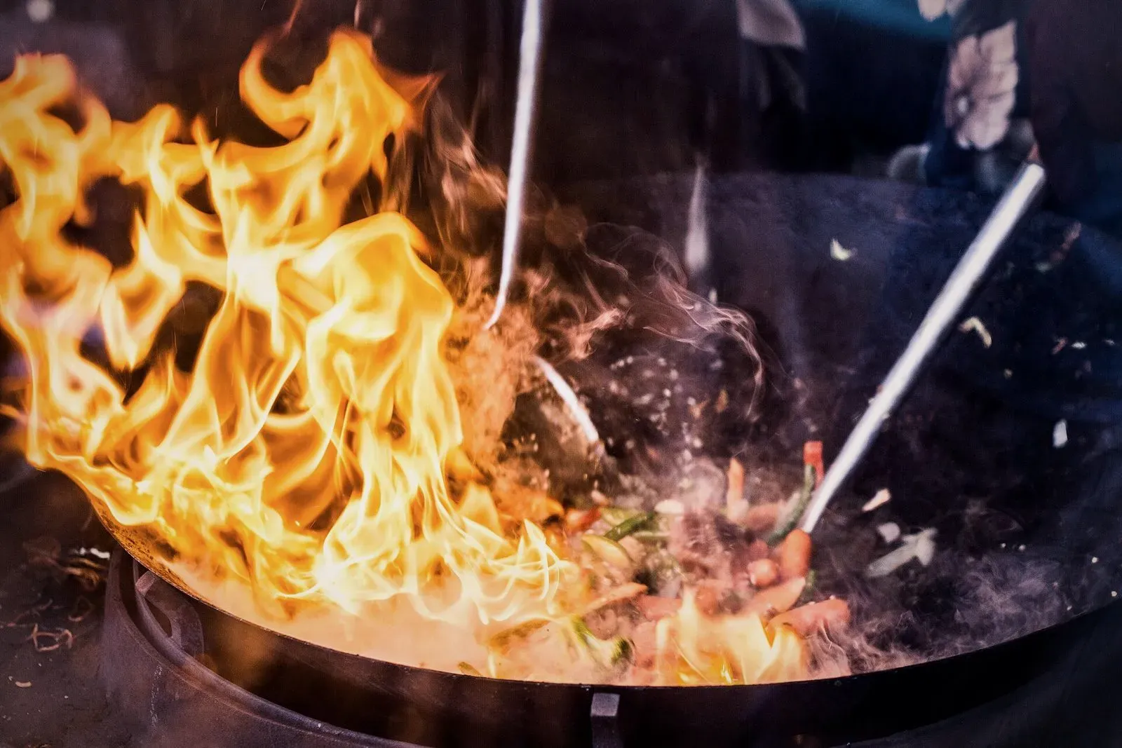 Le wok en fonte du restaurant YUELU, flamme vive