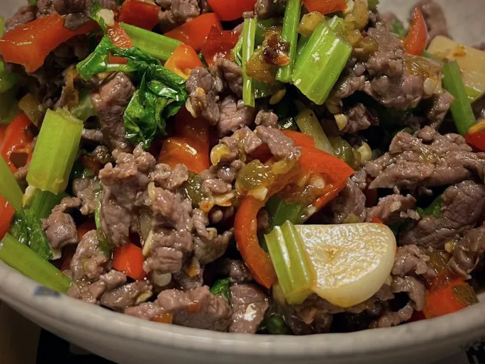 Bœuf sauté aux piments verts – YUELU, restaurant hunanais à Paris