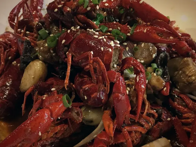Écrevisses épicées – YUELU, restaurant hunanais à Paris