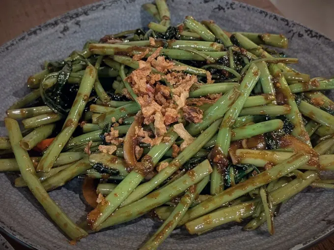 Liseron d’eau à l’ail – YUELU, restaurant hunanais à Paris