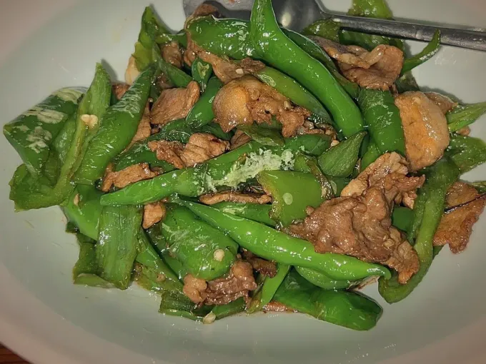 Porc sauté aux piments « fermier » – YUELU, restaurant hunanais à Paris