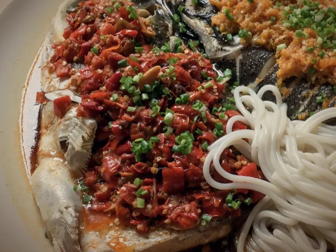 Tête de poisson aux piments hachés – YUELU, restaurant hunanais à Paris